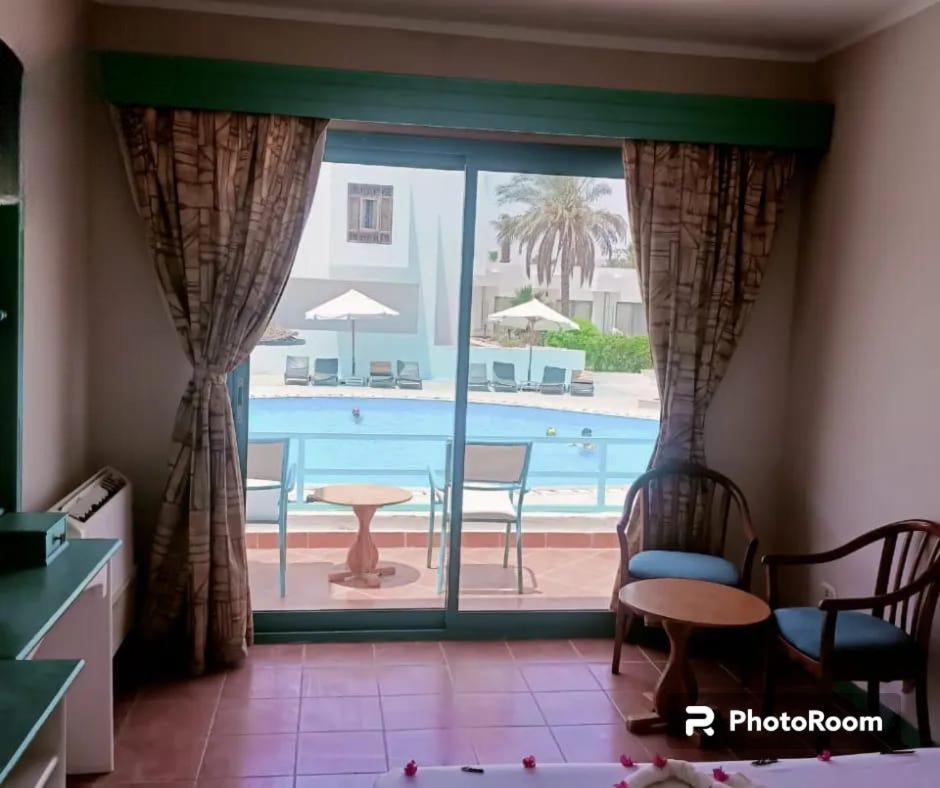 Camera Doppia con Letti Singoli con Vista Piscina